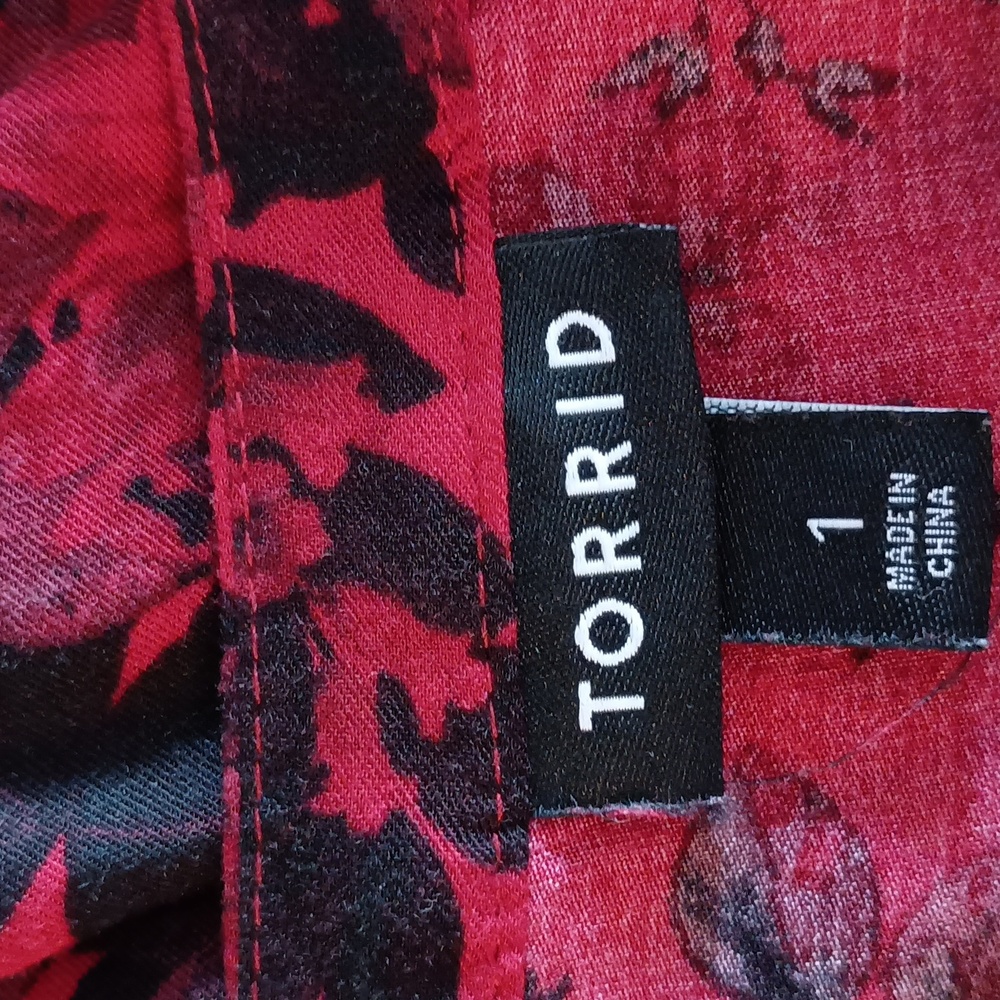 TORRID Size 1X Button Red & Black Floral Babydoll Blouse (b333) - Picture 3 of 4